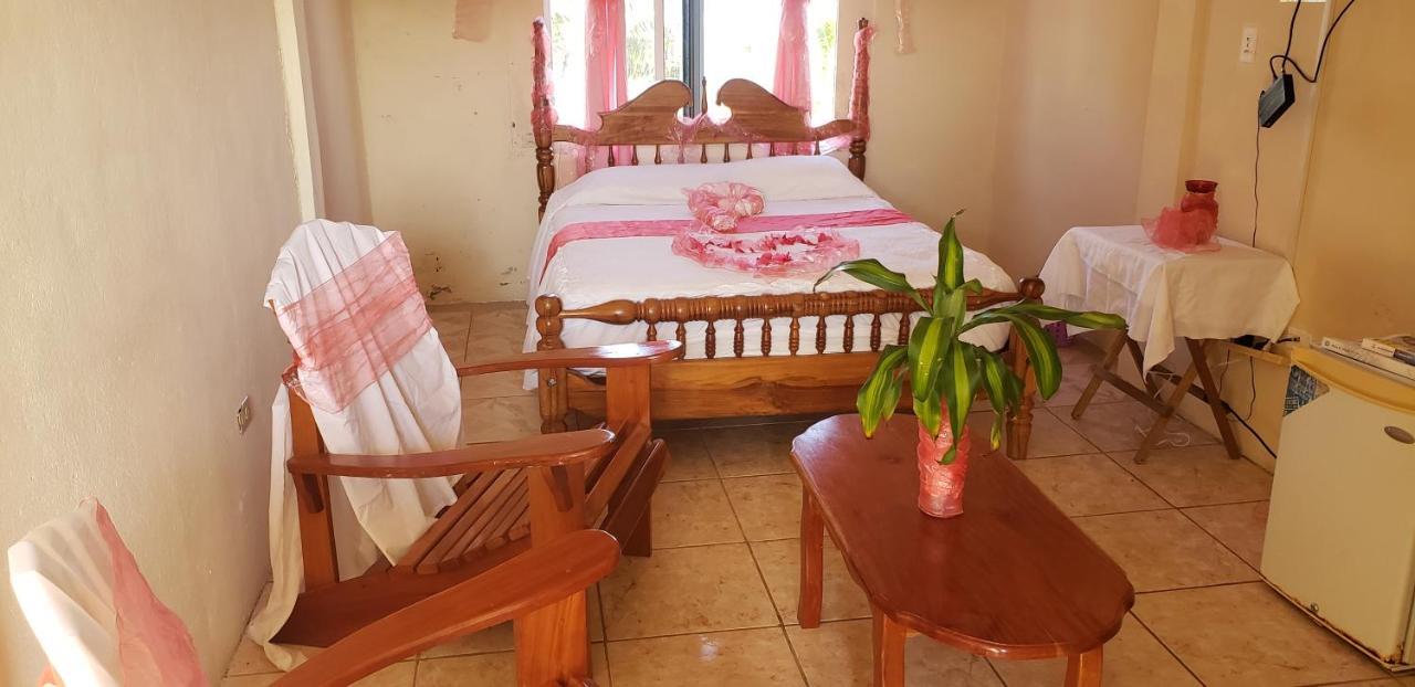 Pal'S On The Beach - Dangriga, Belize Exterior photo