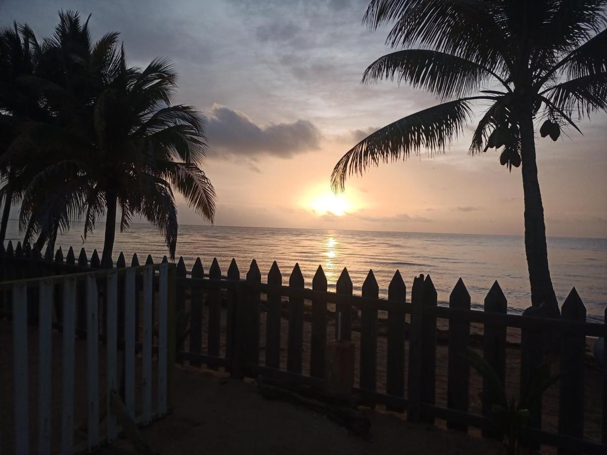 Pal'S On The Beach - Dangriga, Belize Exterior photo